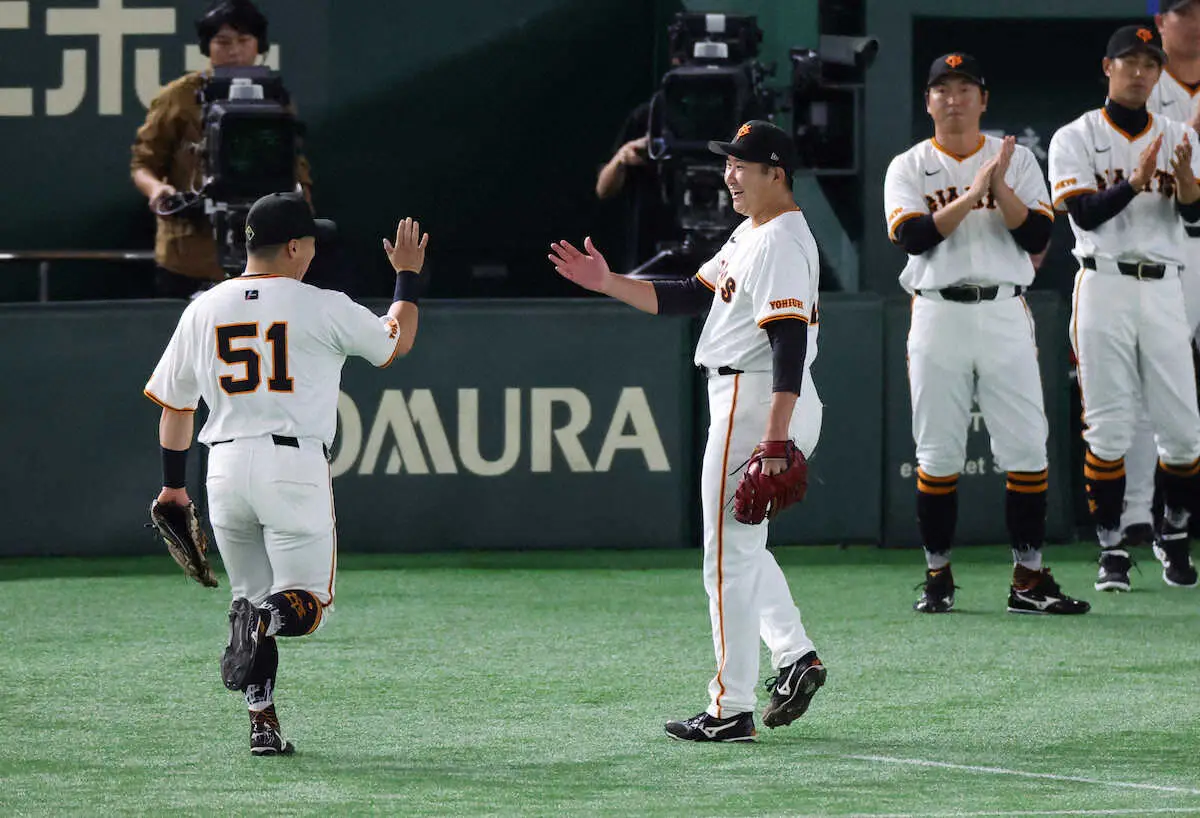 【画像・写真】巨人・浅野翔吾いきなり好守！菅野ニコニコで感謝　衝撃の転倒デビューから1年…今度は守った！