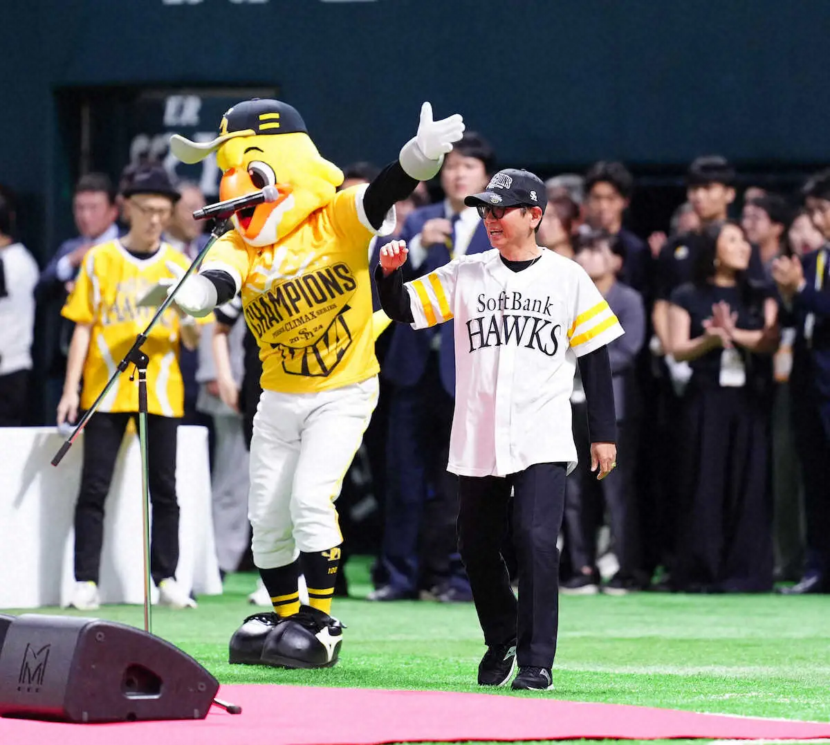 【画像・写真】藤井フミヤ「次は日本一だ」サプライズ熱唱でソフトバンク突破祝福　ファン驚き「イヤモニなしで凄い」