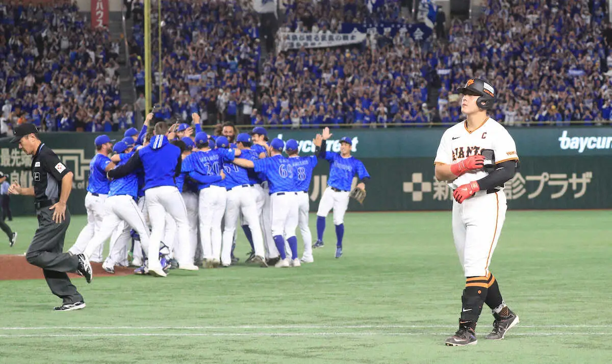 【画像・写真】巨人・阿部監督がファンに深々と一礼　菅野は涙…坂本はベンチでしばらく動けず　岡本和真が最後の打者に