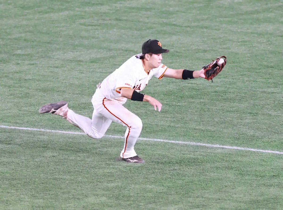 【画像・写真】巨人・門脇誠　初回いきなり好守　四球選んで、二塁打放ってガッツポーズ　攻守にガッツ見せるも終戦