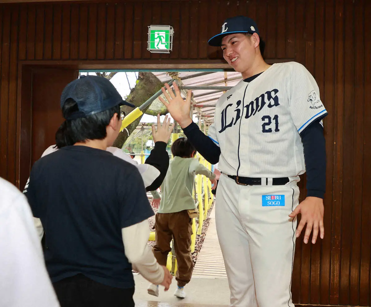 西武・武内　所沢の小学校訪問　ストラックアウトでプロ技披露