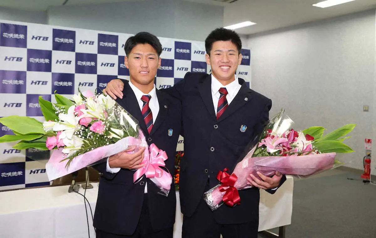 【画像・写真】上原（左）と花束を手に笑顔を見せる石塚　（撮影・白鳥　佳樹）