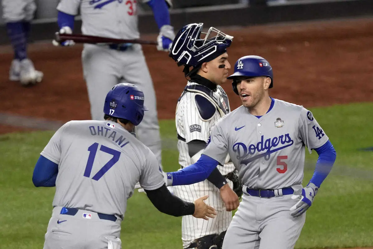 【画像・写真】フリーマンが先制2ラン！ワールドシリーズ5試合連発はMLBタイ記録　左肩負傷の大谷もゆっくり生還