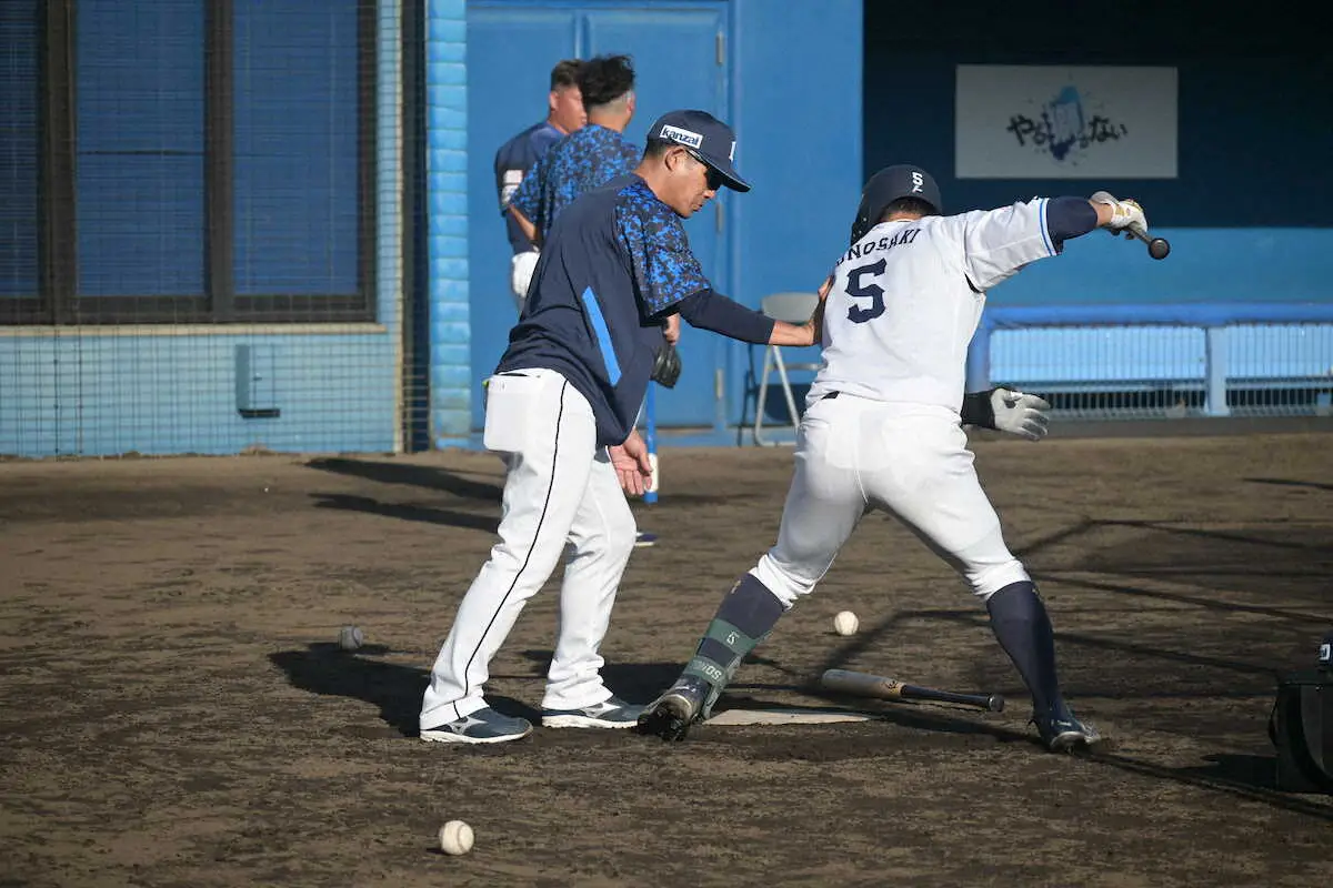 西武の仁志敏久野手チーフ兼打撃コーチがキャンプ初日に外崎ロックオン　身振り手振りで打撃指導