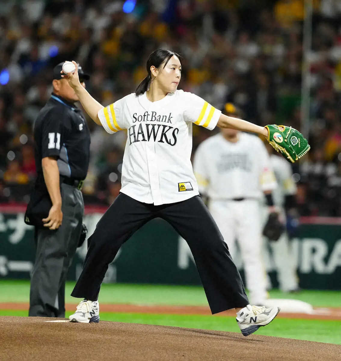 【画像・写真】パリ五輪銅の美しき剣士がナイスピッチ！　フェンシング女子サーブル団体・福島史帆実「75点」始球式