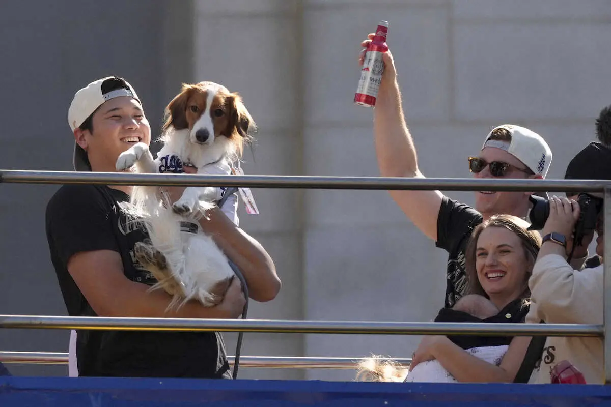 【画像・写真】優勝パレードでバスの上から沿道のファンに手を振るドジャース・大谷（左）と愛犬・デコピン（AP）