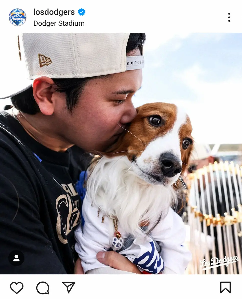 大谷翔平がチュッ！愛犬デコピンの表情に反響「超cool」「口元が笑ってる」「世界の大谷ファンが…」