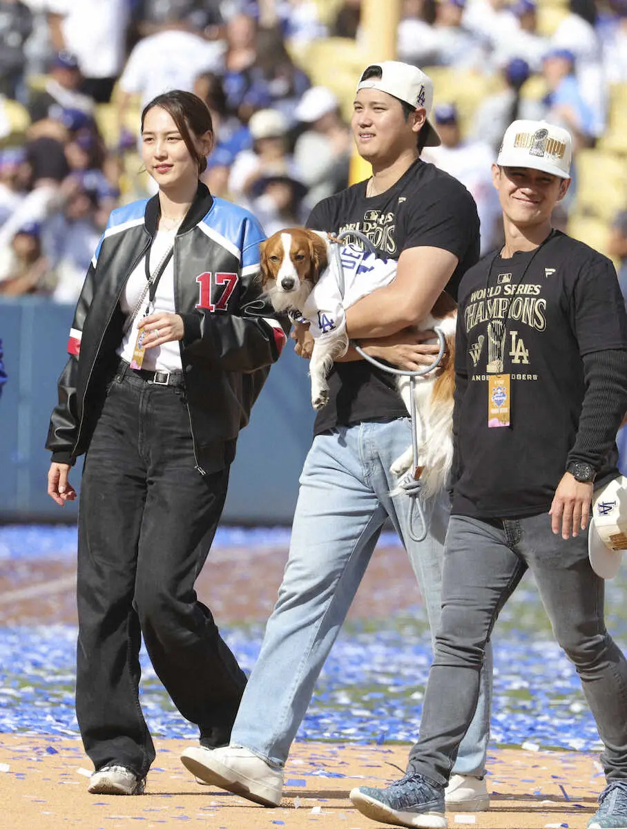 【画像・写真】ドジャース・大谷「家族」で優勝パレ―ド　即興ナマ英語スピーチも披露　「デコイ」コールも起きた