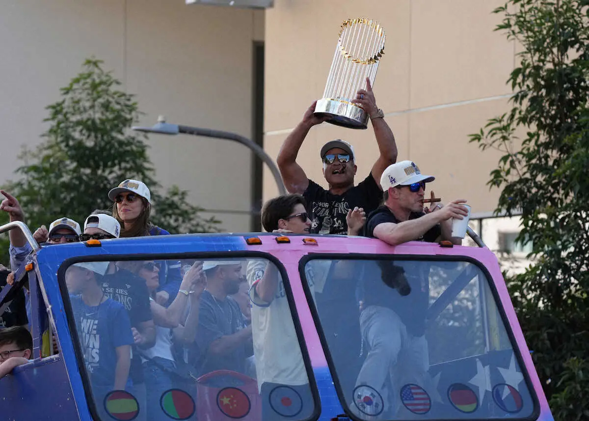 【画像・写真】ドジャース・ロバーツ監督　ダンスとラップ披露「来年も優勝してパレードするぞ！」