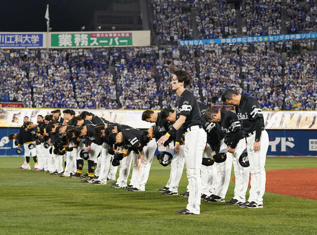 日本一奪還ならず…ソフトバンク王球団会長、小久保監督が宿舎でナイン、スタッフにあいさつ