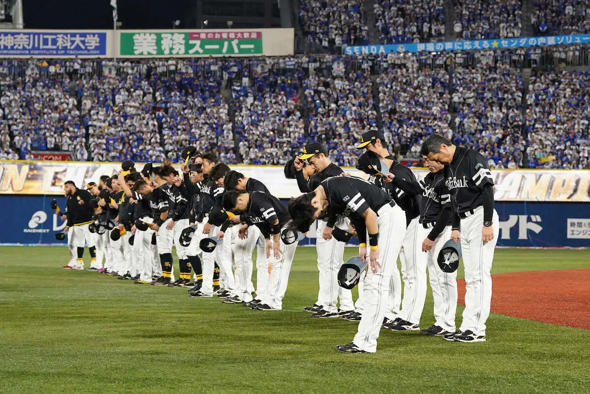 ソフトバンク小久保監督　悪夢4連敗…厳しい表情でファンに一礼　山川はネクストで終戦、柳田の目は赤く…