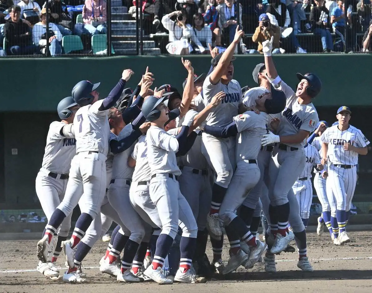 横浜が17年ぶりの関東制覇　健大高崎とのタイブレークの死闘制す　エース左腕・奥村頼人が好救援