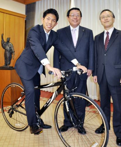 井岡表彰される　記念品は自転車「持っていないのでうれしい」