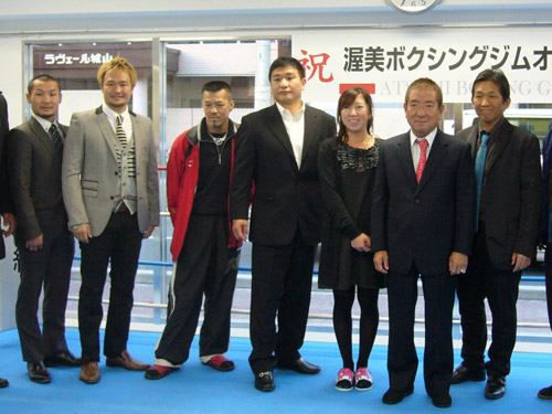 渥美富士子会長（右から３人目）のジム開きを辰吉丈一郎（左から３人目）ら世界王者も祝福