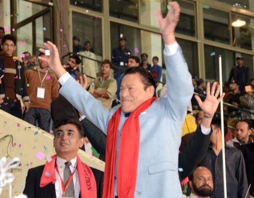２日、パキスタン東部ラホールでプロレスの観客に手を振るアントニオ猪木氏
