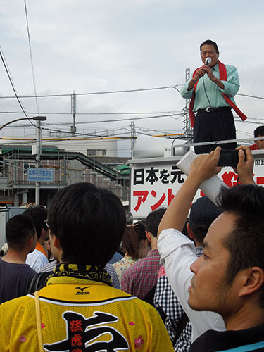 阪神ファンも見守る中、阪神―巨人戦直前の甲子園球場前で演説するアントニオ猪木氏