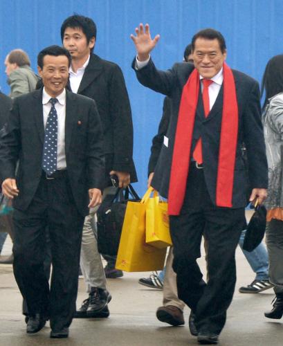 平壌国際空港に到着した日本維新の会のアントニオ猪木参院議員（右）