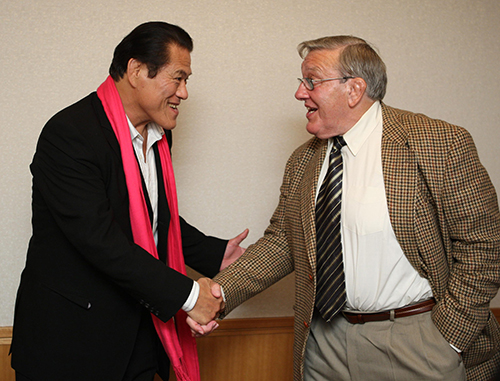 ＵＷＦスネークピットジャパンのヘッドコーチを務めるビル・ロビンソン氏（右）と笑顔で握手を交わすＩＧＦのアントニオ猪木社長（２００８年９月１３日撮影）