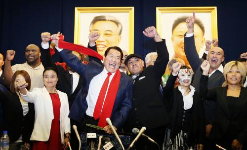 北朝鮮に到着し、平壌市内のホテルでの記者会見で気勢を上げるアントニオ猪木参院議員（前列左から３人目）ら