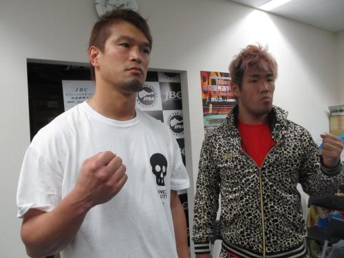 日本ヘビー級タイトルマッチの前日計量を終えた石田順裕（左）と藤本京太郎