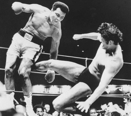 １９７６年６月26日の格闘技世界一決定戦で、プロボクシングの世界ヘビー級王者ムハマド・アリ（左）と対戦するプロレスのアントニオ猪木（ＵＰＩ＝共同）