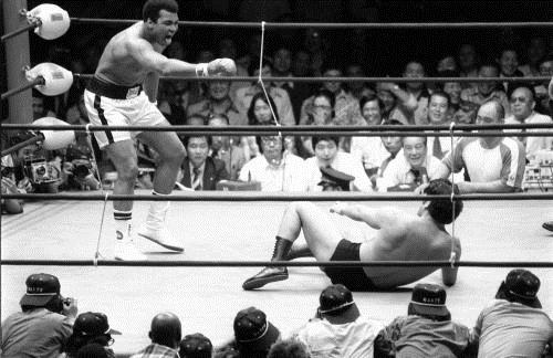 １９７６年６月26日、プロボクシングの世界ヘビー級王者ムハマド・アリ（左）とプロレスのアントニオ猪木が対戦した格闘技世界一決定戦