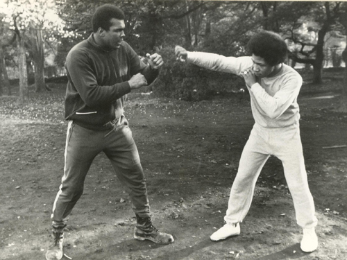 １９７２年３月、カシアス内藤（右）とトレーニングをするムハマド・アリ