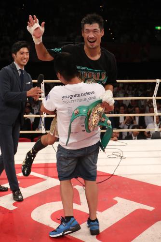３５歳の奇跡！長谷川、３階級制覇　日本最年長戴冠