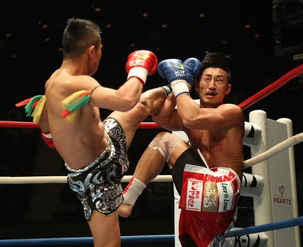 Ｋ−１　ＷＯＲＬＤ　ＧＰスーパー・ライト級タイトルマッチ　ゲーオ（左）は多彩なキックで山崎に判定勝ち