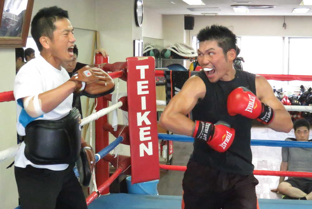 田中トレーナー（左）を相手にミット打ちを行う三浦