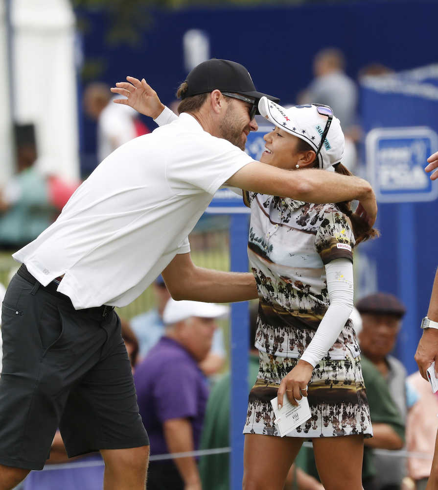 【画像・写真】＜全米女子プロ選手権第１Ｒ＞１８番をバーディーで終え、同組で回った選手のキャディー（左）と健闘をたたえ合う宮里藍