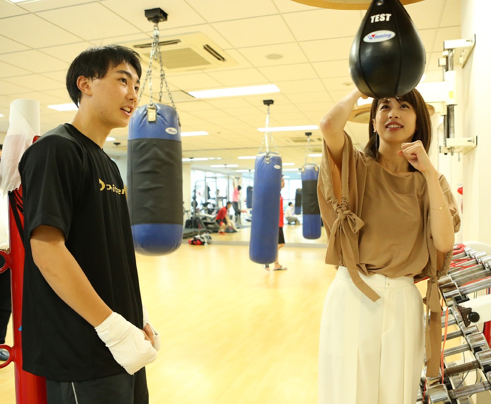 加藤綾子アナにボクシングの手ほどきをする松本