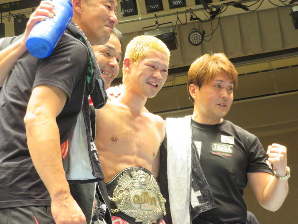 ８回ＴＫＯ勝ちで日本ウエルター級王者となった矢田良太（右から２人目）。右端は本石昌也グリーンツダジム会長