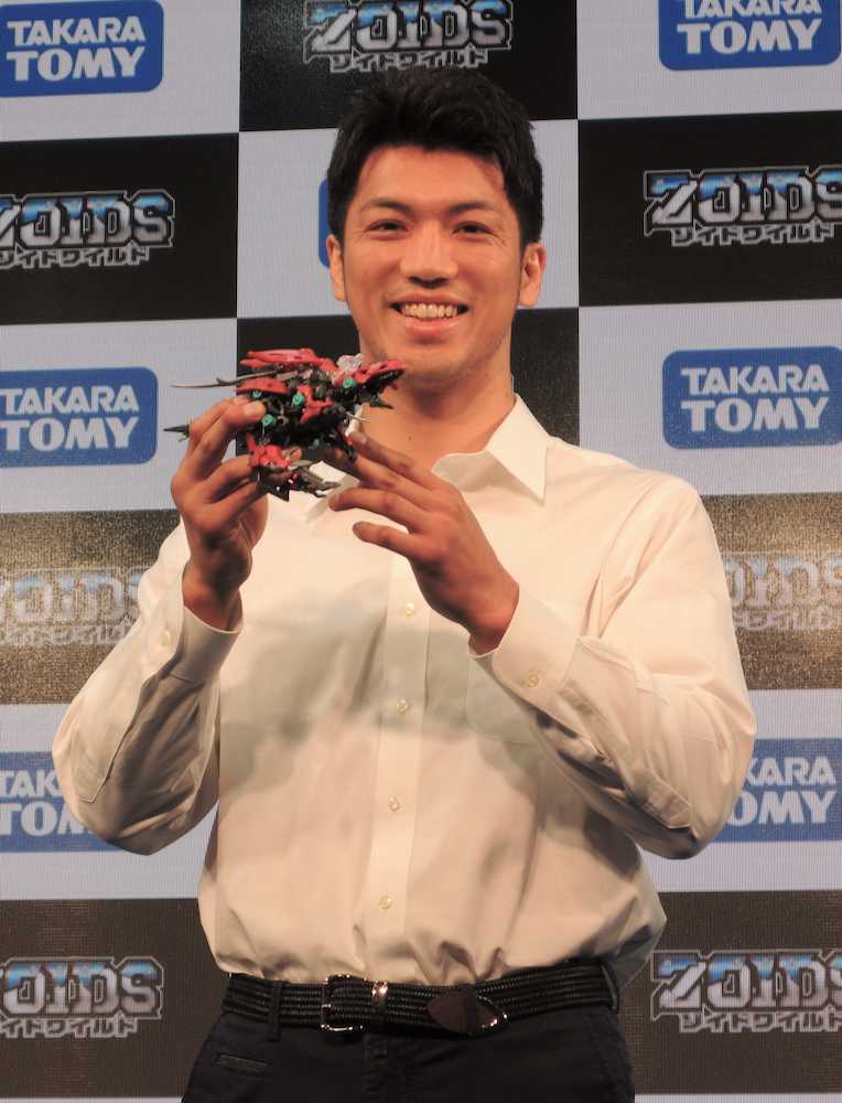 「東京おもちゃショー２０１８」でタカラトミーのイベントに出席し、同社の玩具「ゾイドワイルド」を手に笑顔を見せるＷＢＡ世界ミドル級王者・村田諒太