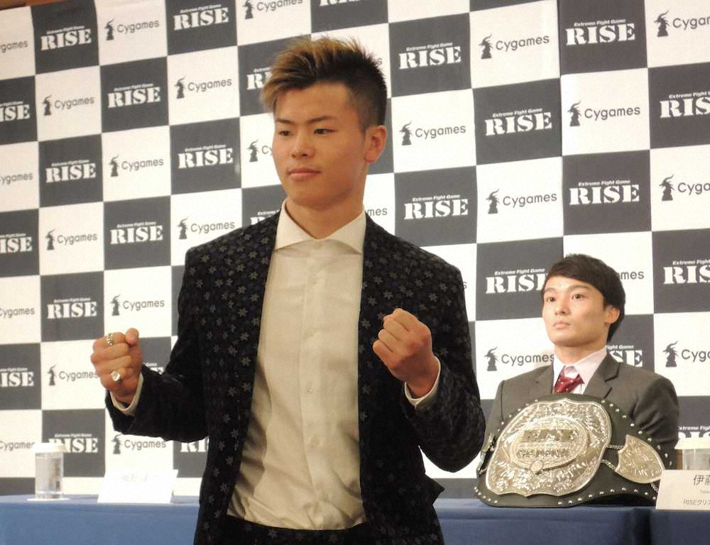 「RISE　WORLD　SERIES　2019　Final　Round」の記者会見に出席した那須川天心（右後方は対戦相手の志朗）