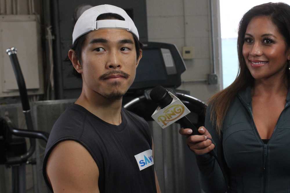 公開練習後、米国メディアのインタビューに応える井岡一翔（左）