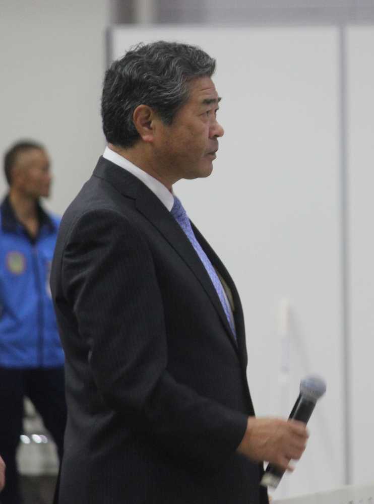 福井国体ボクシング競技の開始前に、「審判宣誓」を行う小坂審判委員長