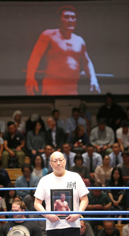 ＜全日本プロレス＞元横綱・輪島大士の故・輪島博さんを偲び、渕正信が遺影を持ち追悼セレモニーが行われた。