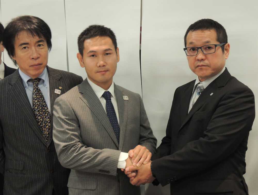 握手を交わす高山（中）と日本ボクシング連盟・菊池副会長。（左は中出トレーナー）