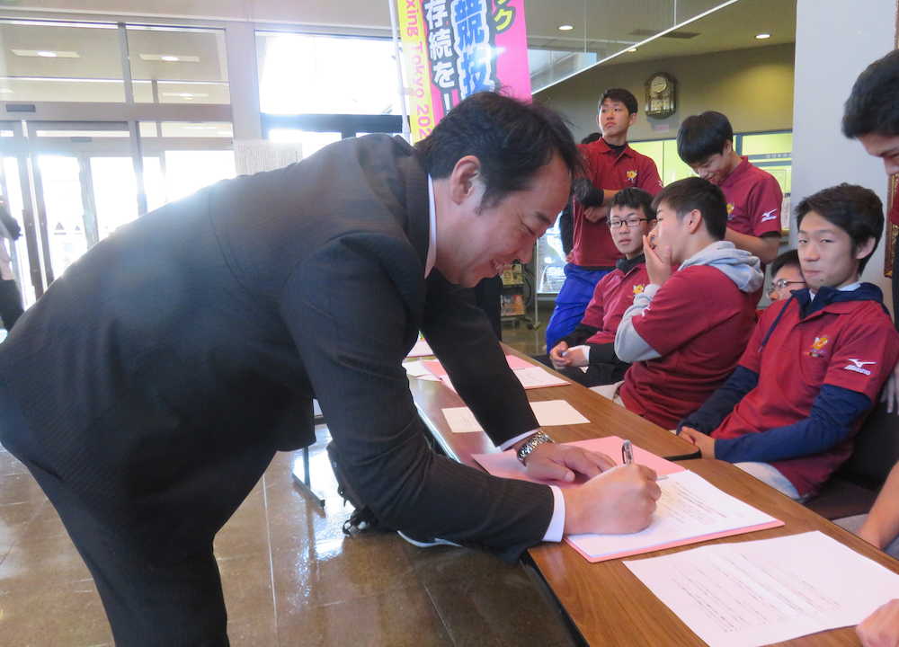 全日本選手権の会場で自ら五輪存続の署名をする日本ボクシング連盟・内田会長