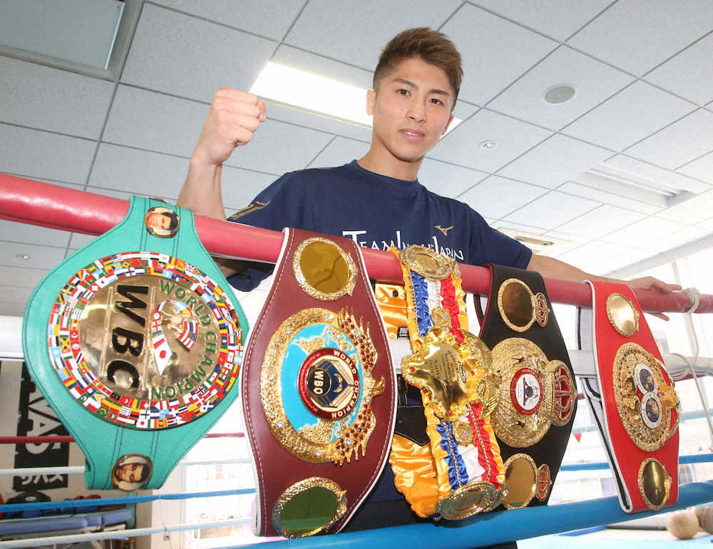 井上尚弥は五つのチャンピオンベルト（左から）WBC、WBO、リング誌、WBA、IBFをお披露目する　（撮影・西川祐介）