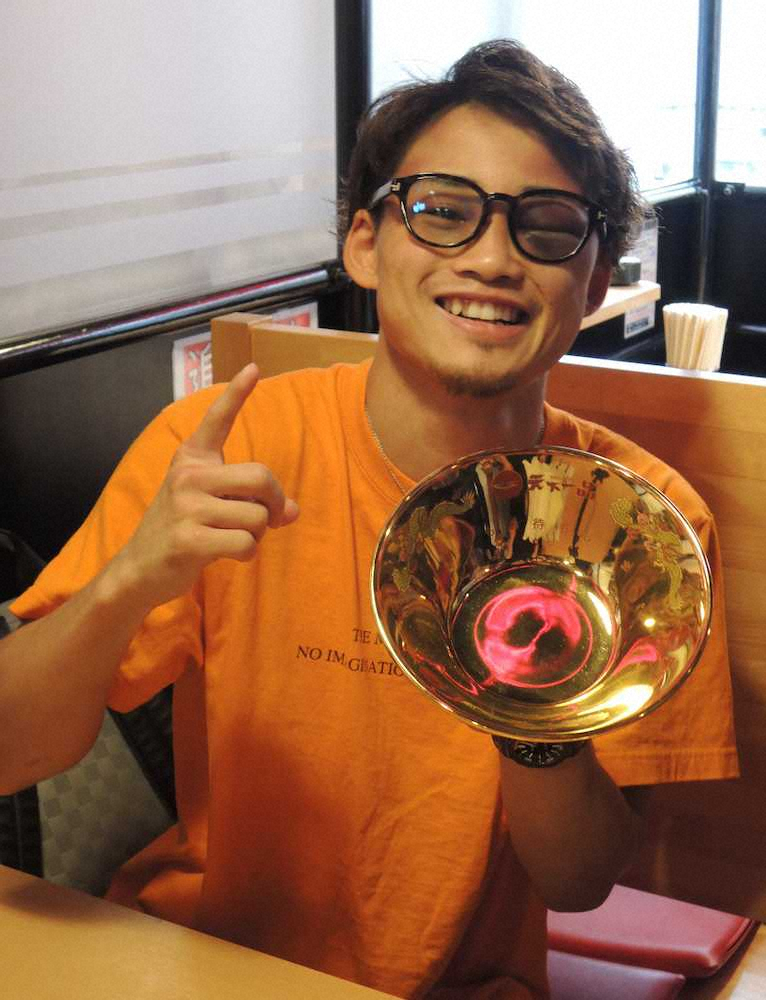 人気ラーメン店「天下一品」から“金のラーメン鉢”を贈られた京口はニッコリ