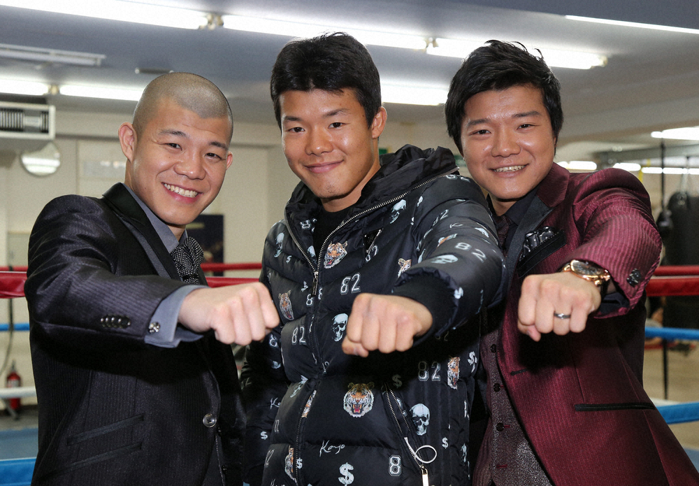笑顔を見せる（左から）元世界王者の亀田興毅氏、元WBO世界バンタム級王者の三男・亀田和毅、次男・亀田大毅氏