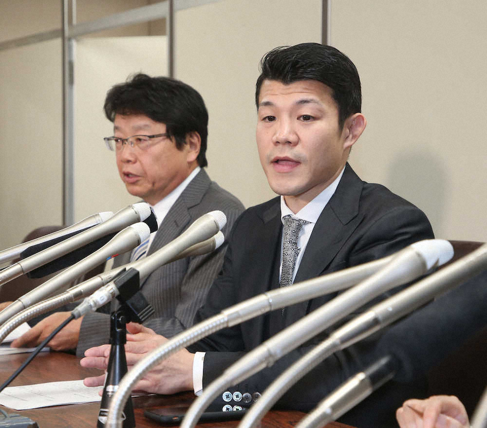 判決について会見する亀田興毅と北村晴男弁護士（左）（撮影・西川祐介）