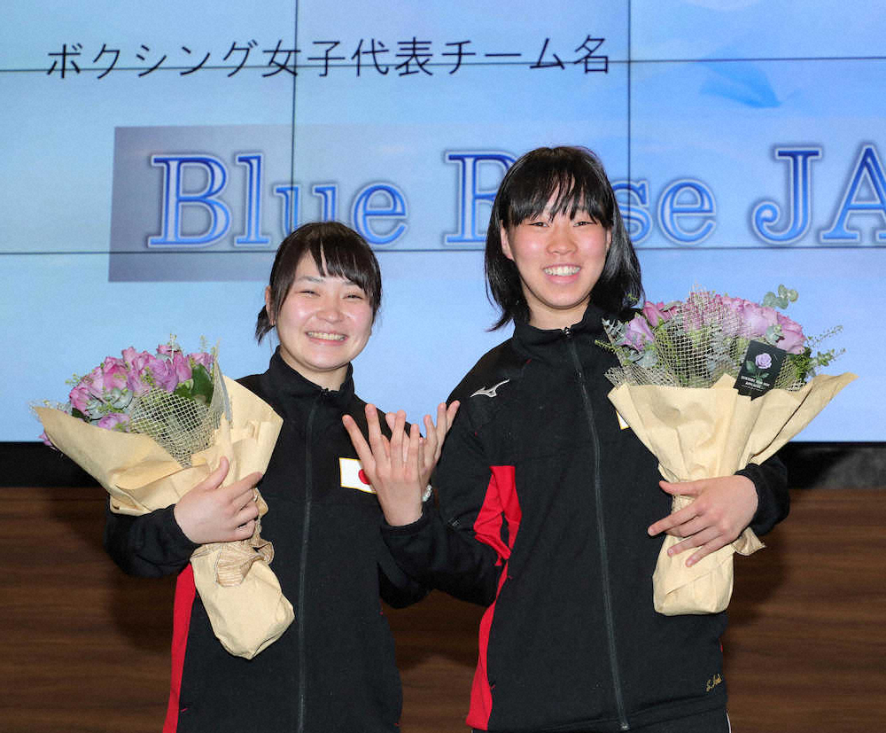 「Blue　Rose　JAPAN」にちなみポーズをとる女子代表の並木（左）と入江（撮影・木村　揚輔）