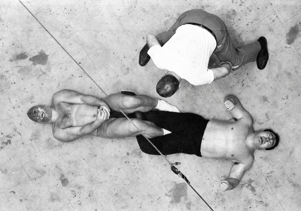 1963年5月24日、東京都体育館で力道山に４の字固めを決めるザ・デストロイヤー。天井裏に登り撮影（撮影・宮崎　仁一郎）