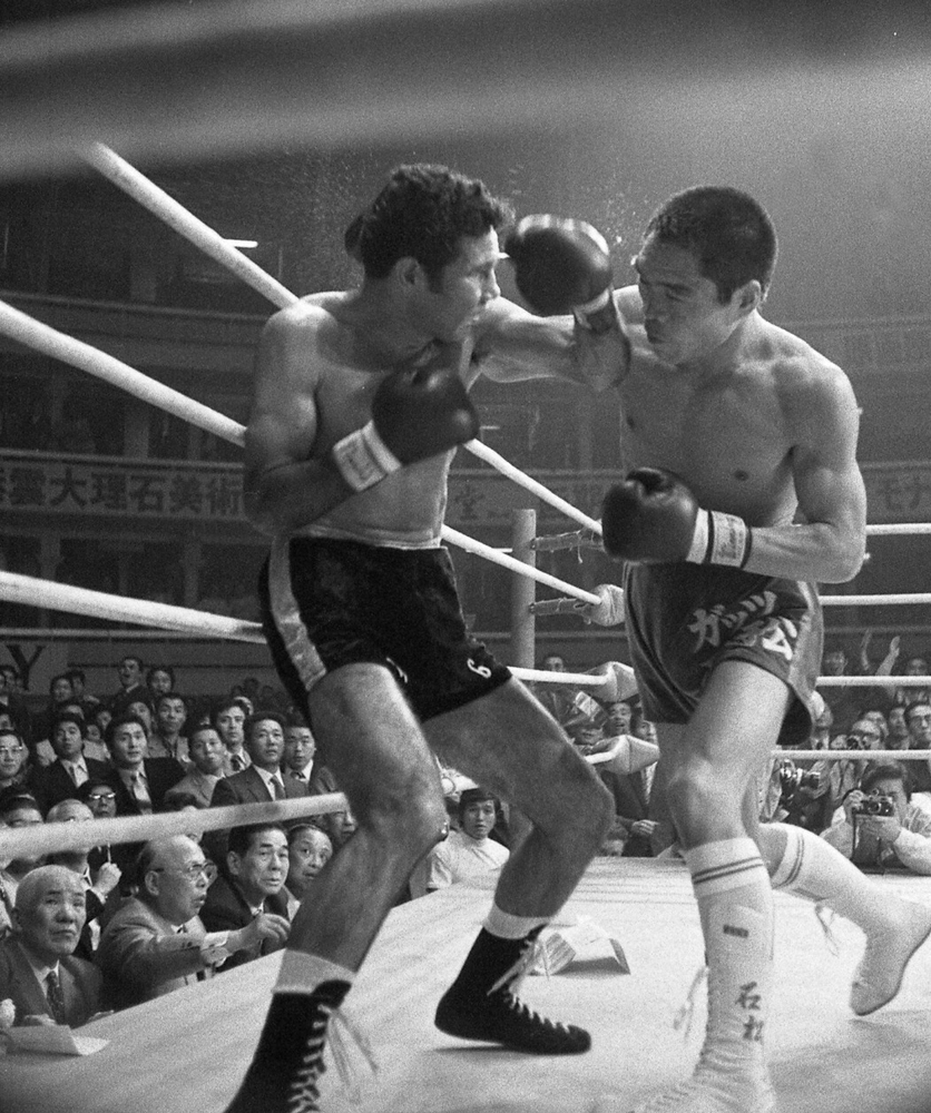 1974年4月11日、WBC世界ライト級タイトルマッチでロドルポ・ゴンザレス（左）を攻めるガッツ石松