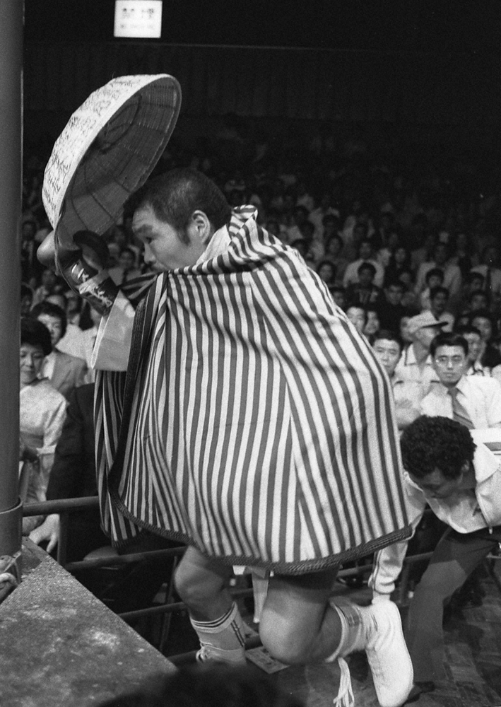 1978年6月20日の日本ウエルター級10回戦、三度笠（がさ）と合羽（かっぱ）姿でリングに上がるガッツ石松