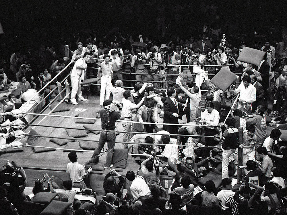 86年7月24日、WBC世界ジュニアウエルター級タイトルマッチ。座布団を投げ新チャンピオン・浜田を称える観客