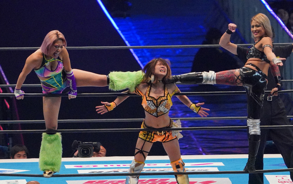 1月の新日本プロレスでの木村花さん（左）。ジュリア（右）とともに星輝（中）を攻める